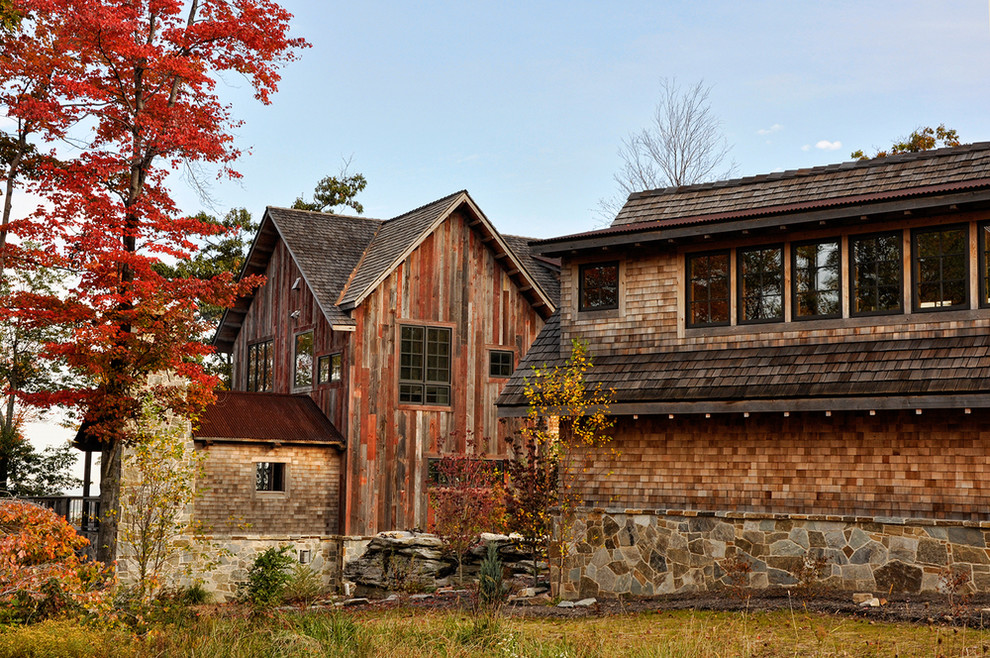 Idee per la facciata di una casa rustica a due piani con rivestimento in legno e tetto a capanna