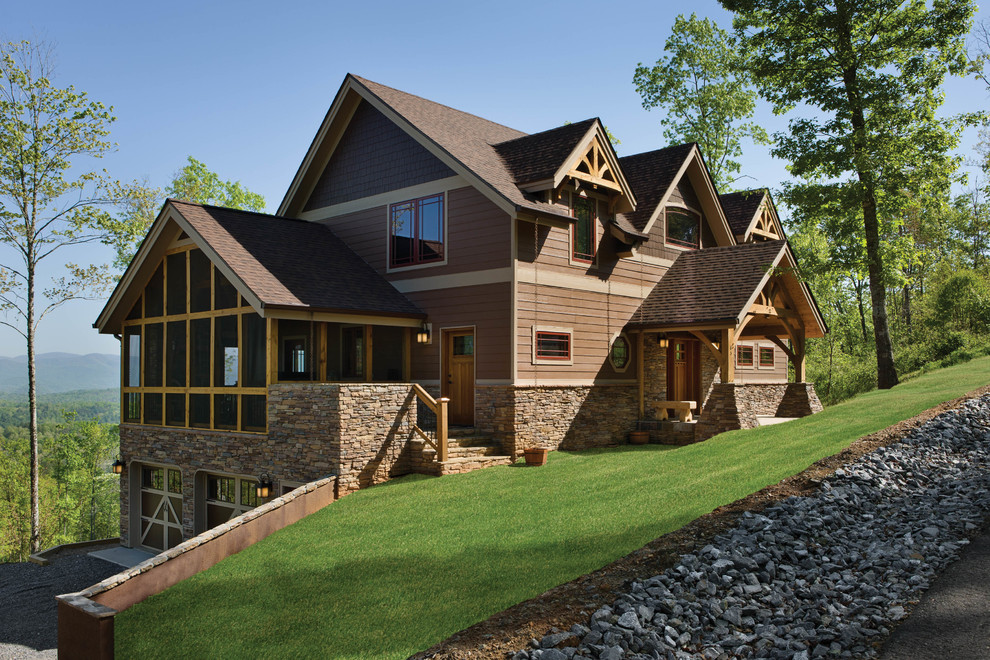Идея дизайна: трехэтажный, большой, коричневый дом в стиле кантри с полувальмовой крышей и облицовкой из ЦСП