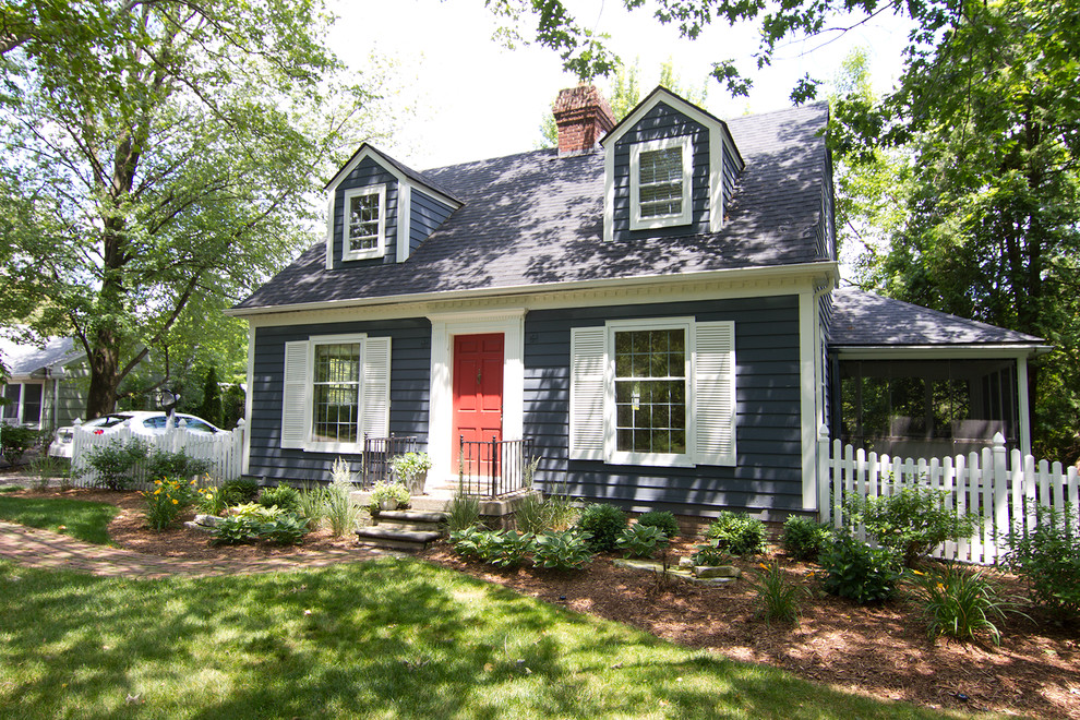 Источник вдохновения для домашнего уюта: маленький, двухэтажный, деревянный, синий дом в классическом стиле для на участке и в саду