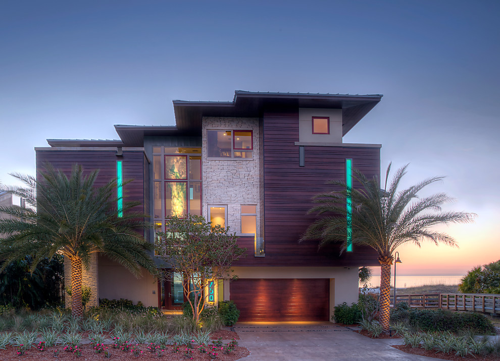 Große, Dreistöckige Moderne Holzfassade Haus mit brauner Fassadenfarbe und Flachdach in Tampa