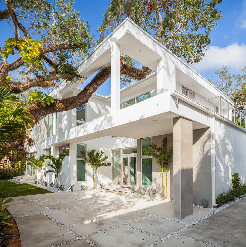 Idee per la villa bianca contemporanea a due piani con tetto piano