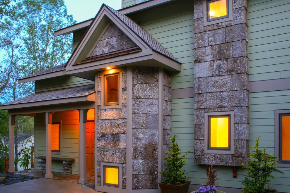 Foto de fachada de casa verde de estilo americano de tamaño medio de dos plantas con revestimientos combinados, tejado a dos aguas y tejado de teja de madera