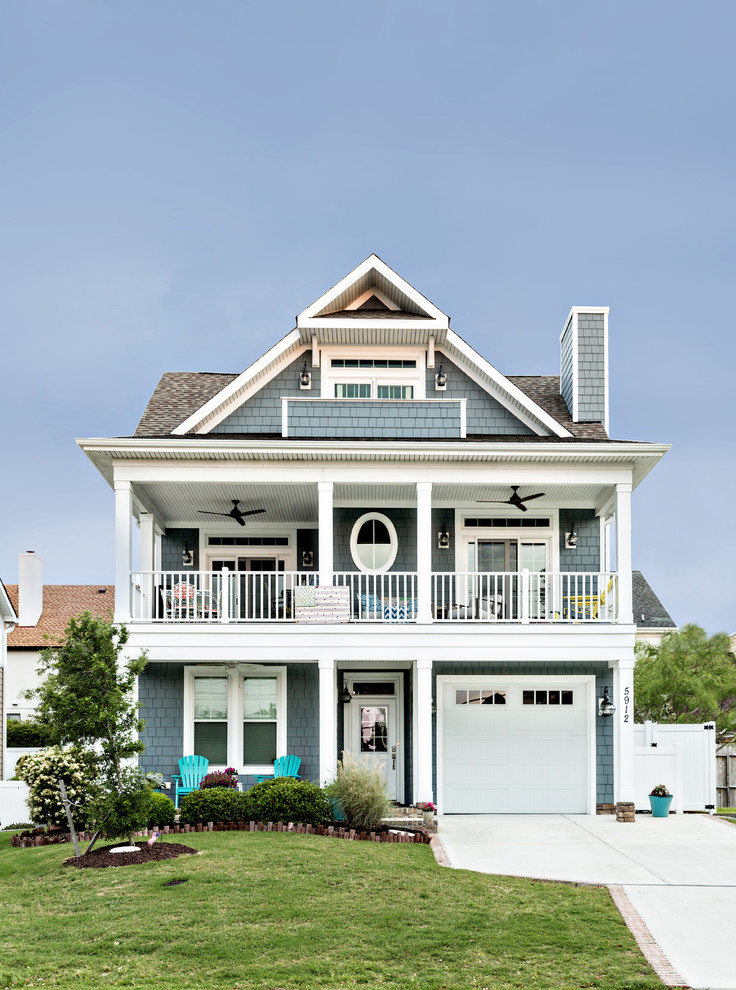 Inspiration pour une grande façade de maison bleue marine à deux étages et plus avec un revêtement mixte, un toit à deux pans et un toit en shingle.