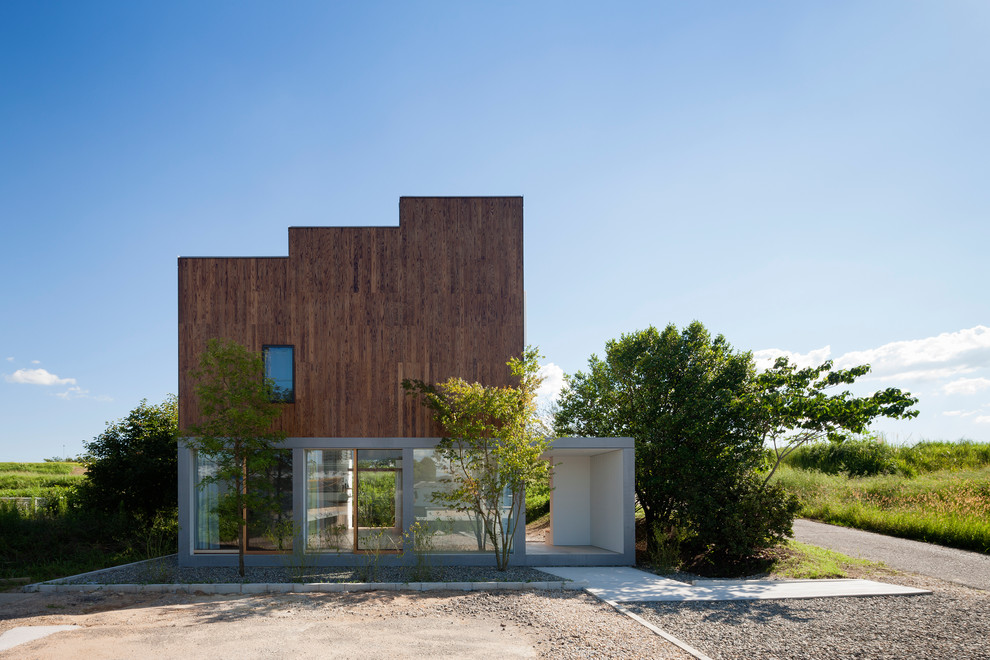 Foto de fachada marrón minimalista pequeña de dos plantas con revestimiento de madera