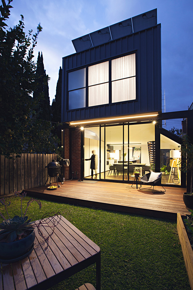 Идея дизайна: маленький, двухэтажный частный загородный дом в современном стиле с облицовкой из металла для на участке и в саду