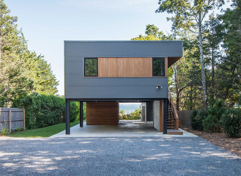 Bild på ett minimalistiskt flerfärgat hus, med blandad fasad och platt tak