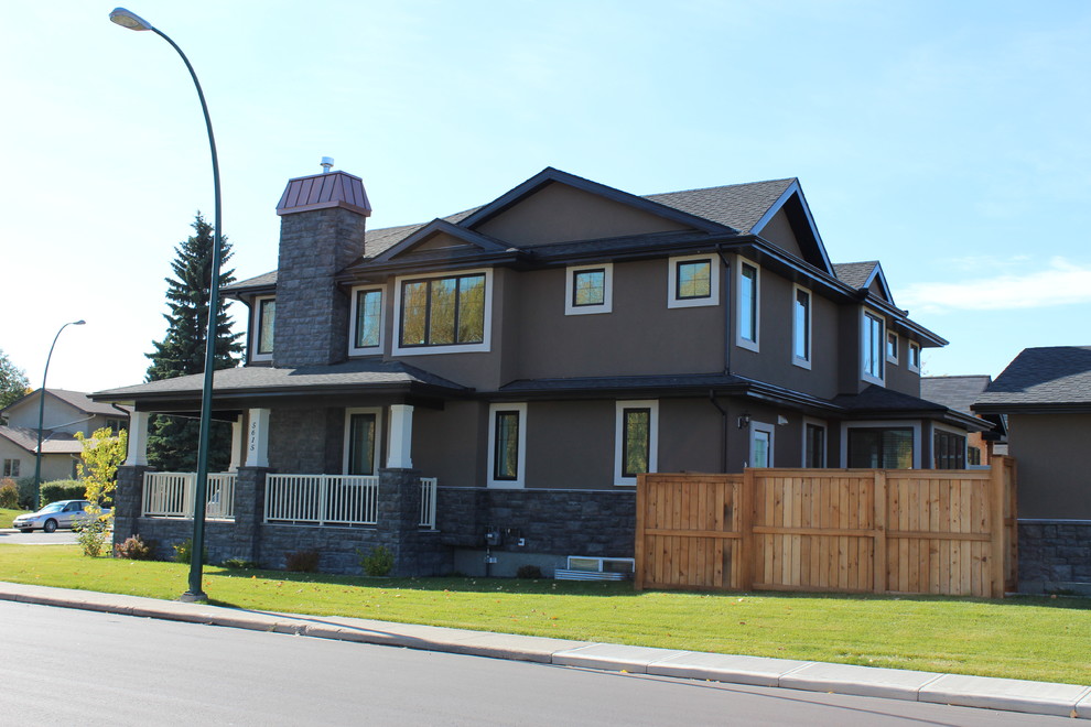 На фото: большой, двухэтажный, коричневый дом в стиле кантри с облицовкой из цементной штукатурки