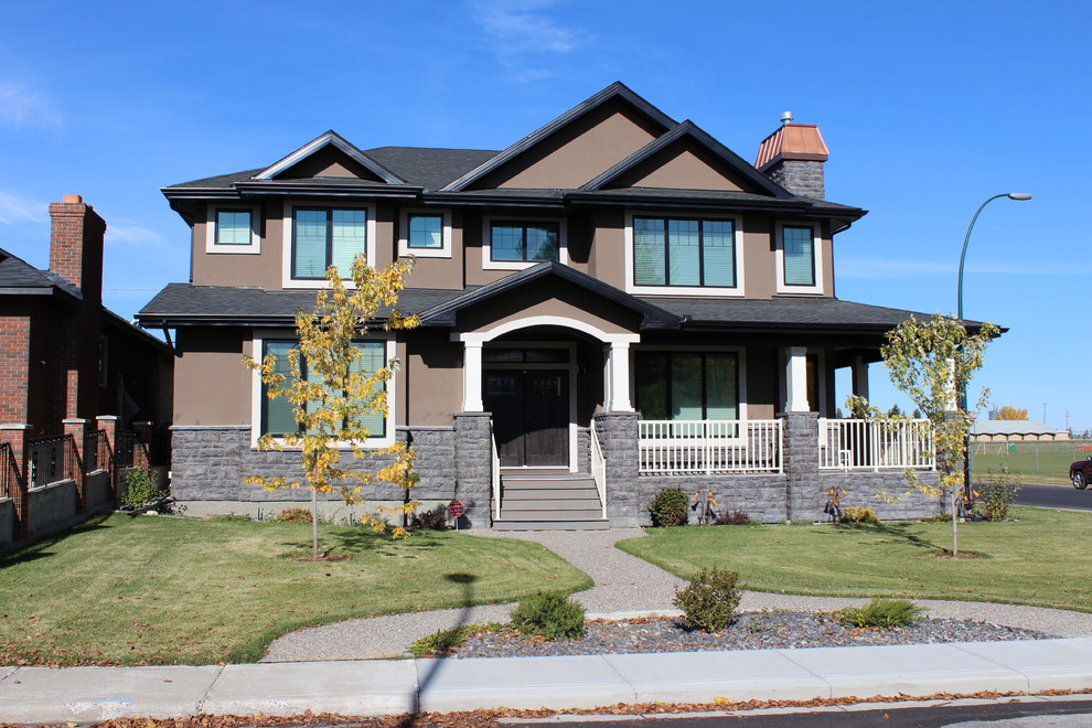 Foto della facciata di una casa grande marrone american style a due piani con rivestimento in pietra