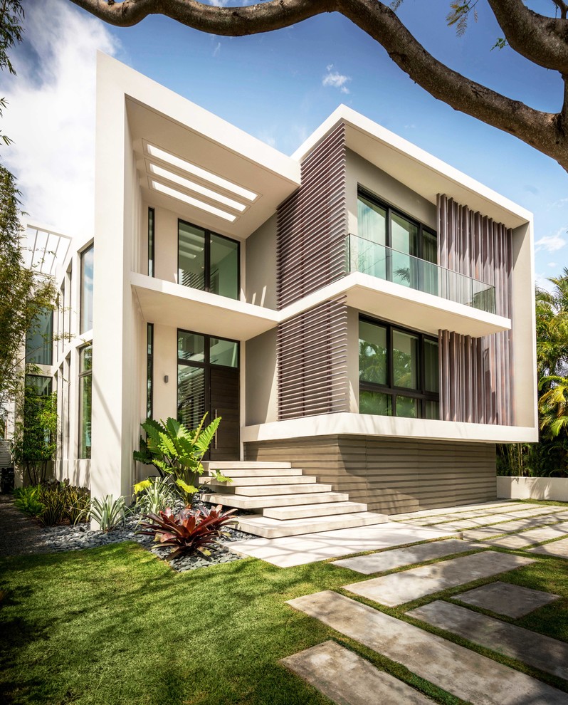 Foto de fachada de casa blanca minimalista grande de dos plantas con revestimientos combinados y tejado plano
