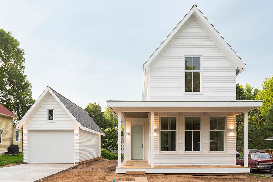 Zweistöckige Landhausstil Holzfassade Haus mit weißer Fassadenfarbe und Satteldach in Minneapolis