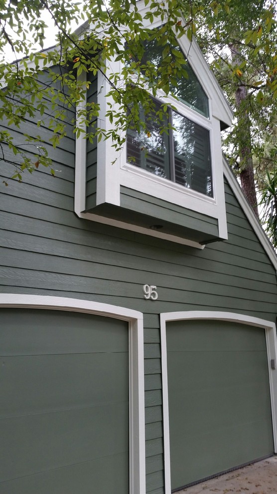 Inspiration pour une façade de maison verte traditionnelle en bois de taille moyenne et à un étage.