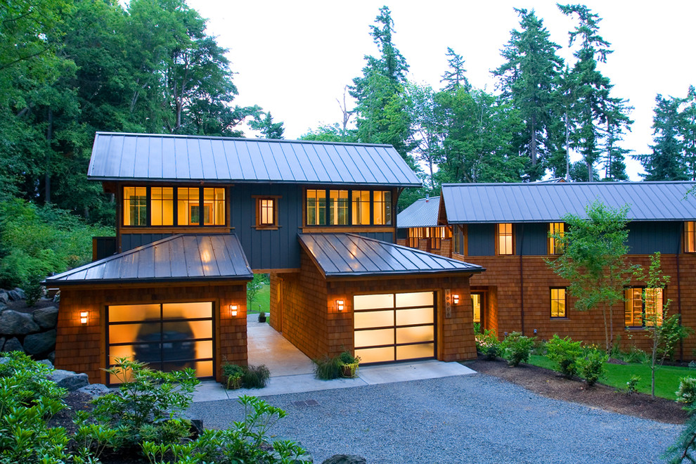 Idee per la facciata di una casa contemporanea con rivestimento in legno e copertura in metallo o lamiera