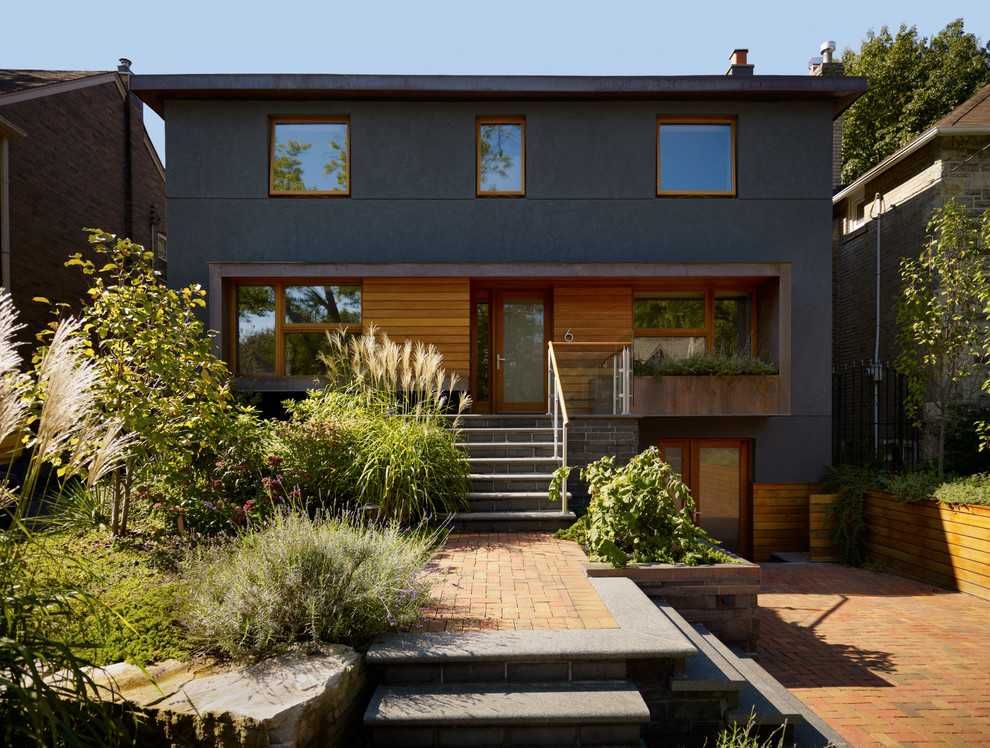 Foto de fachada gris contemporánea de tamaño medio de dos plantas con revestimiento de estuco