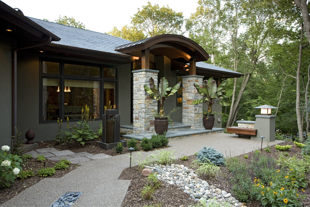 Inspiration pour une grande façade de maison verte design en stuc de plain-pied.