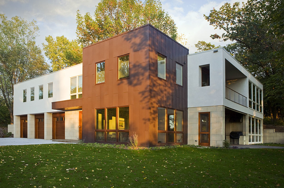 Exemple d'une façade de maison blanche moderne à un étage avec un revêtement mixte et un toit plat.