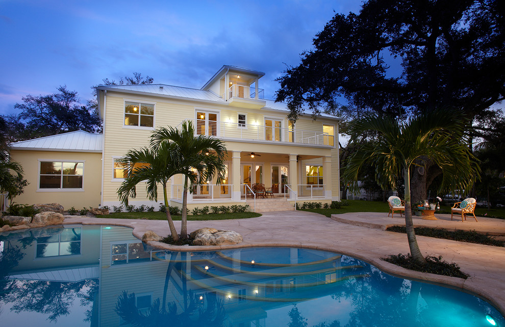Zweistöckiges Einfamilienhaus mit weißer Fassadenfarbe und Pultdach in Miami