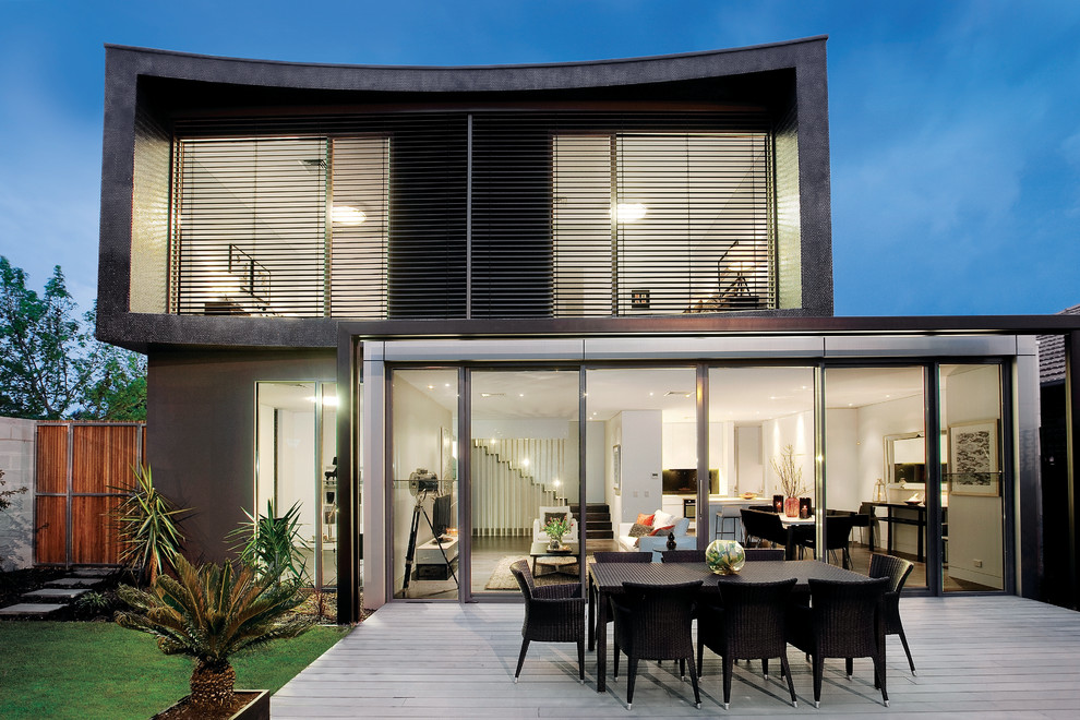 Aménagement d'une façade de maison métallique et noire contemporaine de taille moyenne et à un étage avec un toit plat.