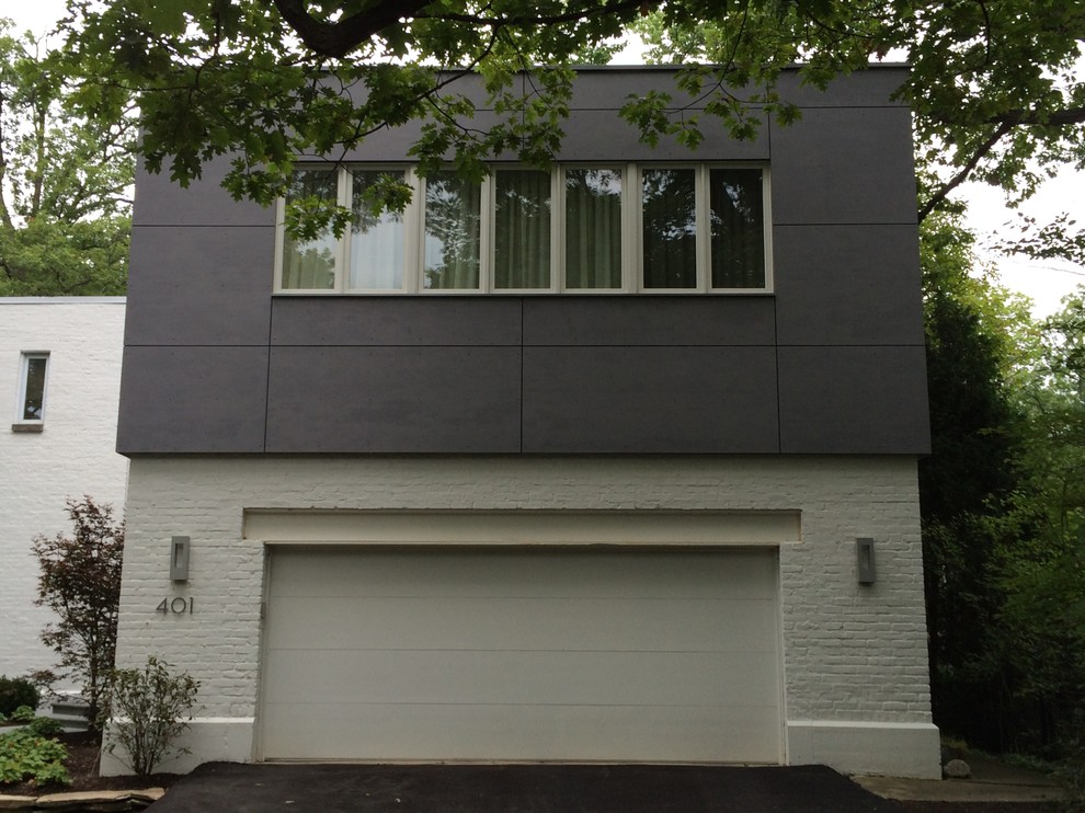 Mittelgroßes, Zweistöckiges Modernes Haus mit Faserzement-Fassade, grauer Fassadenfarbe und Flachdach in Chicago
