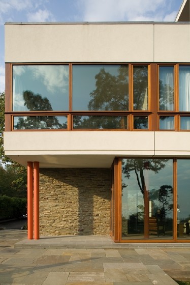 Источник вдохновения для домашнего уюта: большой, двухэтажный, серый дом в стиле модернизм с комбинированной облицовкой и полувальмовой крышей