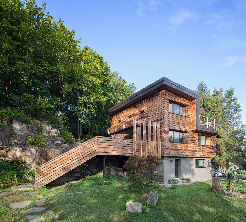 Идея дизайна: трехэтажный, деревянный, коричневый частный загородный дом в современном стиле с плоской крышей