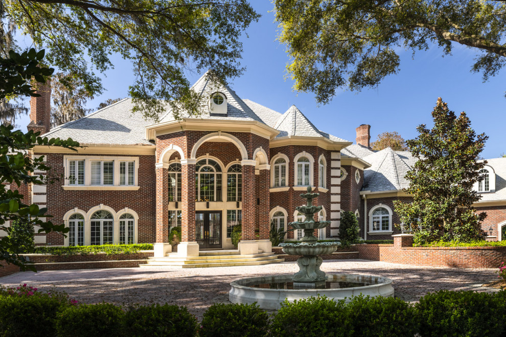 Geräumiges, Vierstöckiges Klassisches Einfamilienhaus mit roter Fassadenfarbe in Tampa