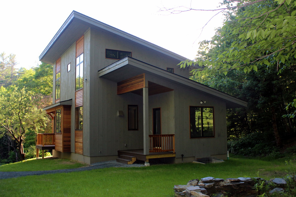 Ejemplo de fachada de casa gris actual de tamaño medio de dos plantas con revestimiento de madera