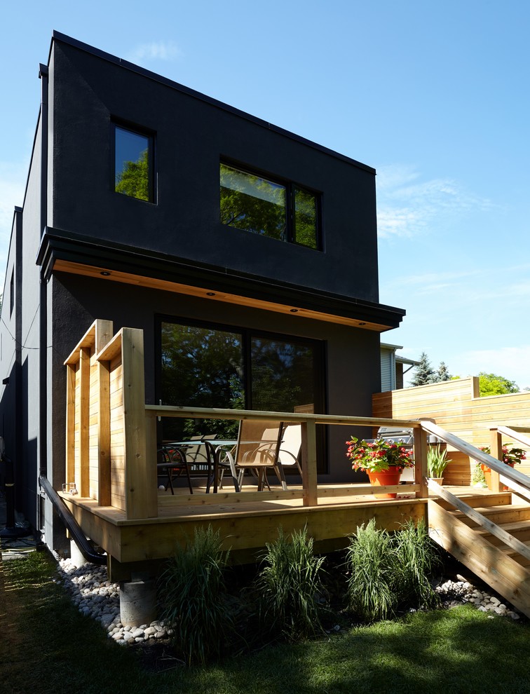 Ispirazione per la facciata di una casa piccola nera contemporanea a due piani con rivestimenti misti