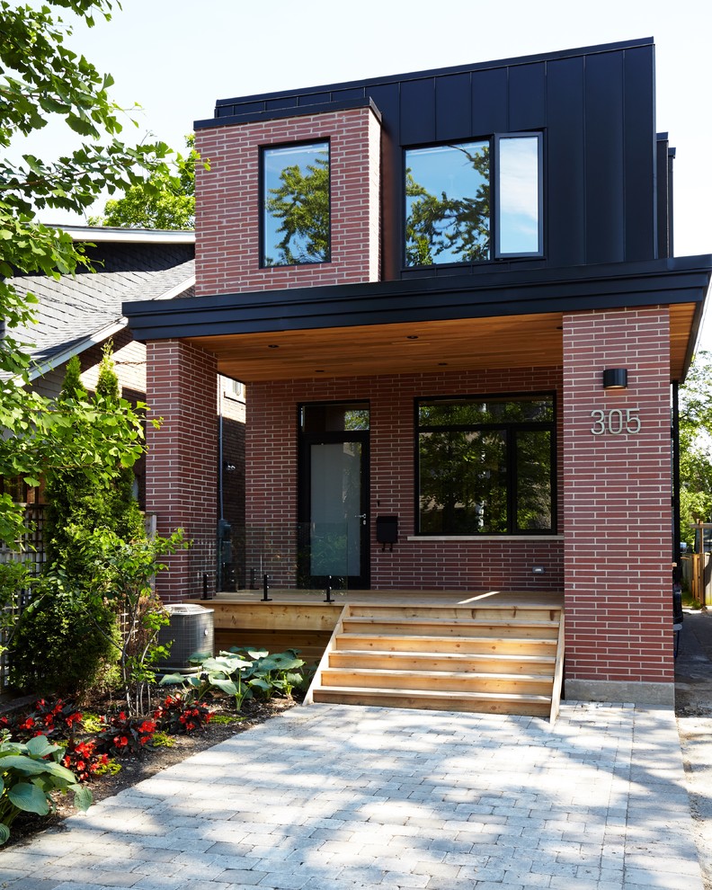 Kleines, Zweistöckiges Modernes Haus mit Mix-Fassade und roter Fassadenfarbe in Toronto