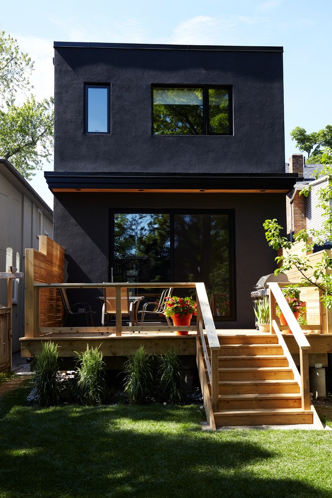 Aménagement d'une petite façade de maison noire contemporaine à un étage avec un revêtement mixte.
