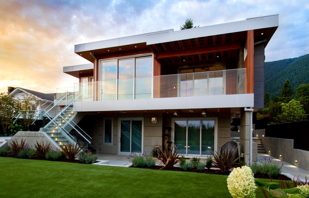 Immagine della facciata di una casa grande marrone contemporanea a due piani con rivestimento in metallo
