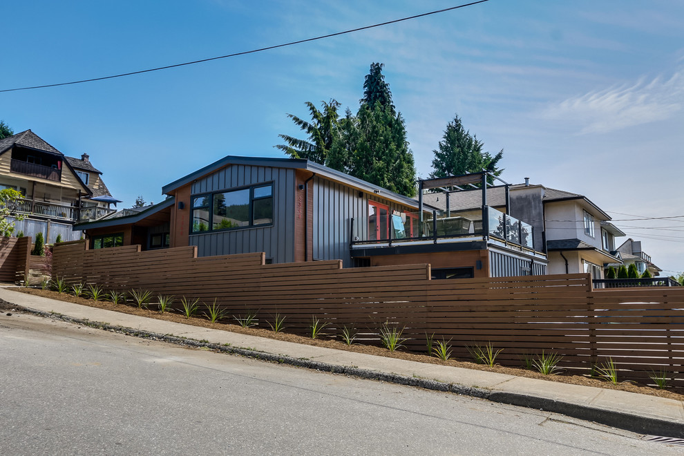 Geräumiges Modernes Haus mit Metallfassade und grauer Fassadenfarbe in Vancouver