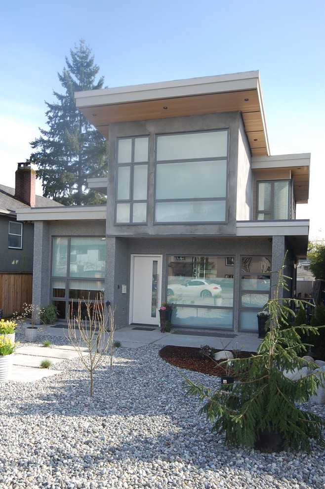 Источник вдохновения для домашнего уюта: двухэтажный, серый частный загородный дом среднего размера в стиле модернизм с облицовкой из бетона, крышей из гибкой черепицы и плоской крышей