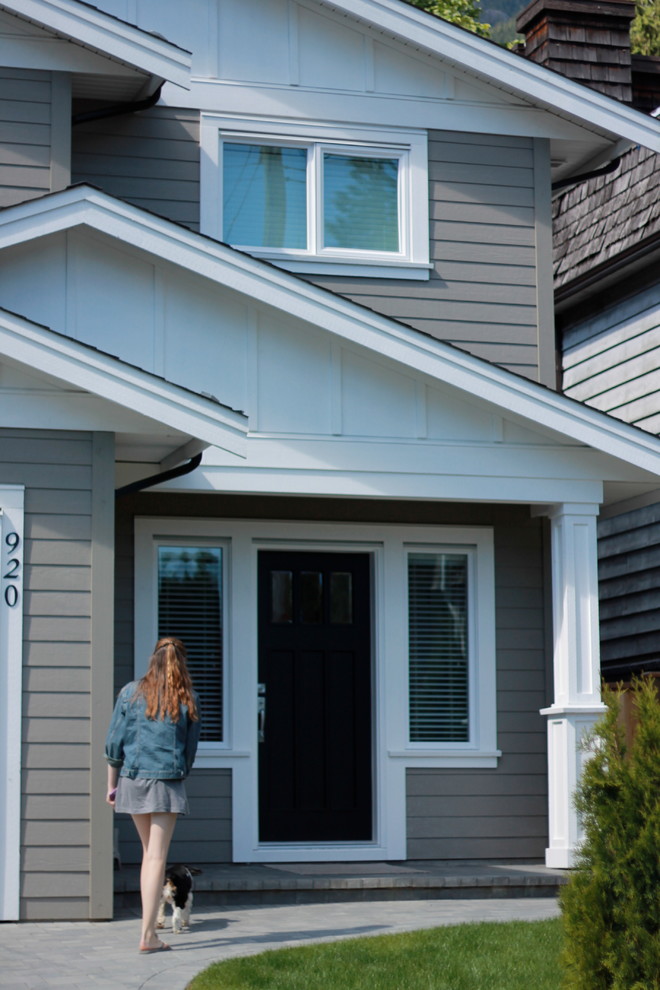 Mittelgroßes, Dreistöckiges Klassisches Haus mit Vinylfassade, grauer Fassadenfarbe und Satteldach in Vancouver