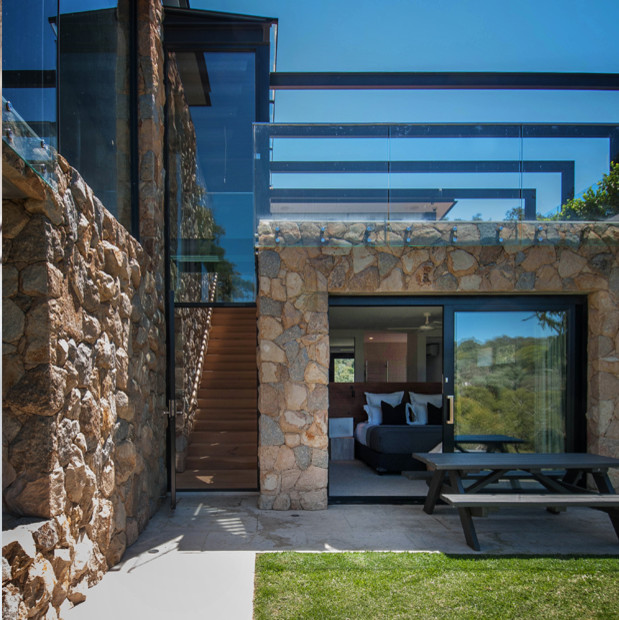 Ispirazione per la facciata di una casa contemporanea a due piani di medie dimensioni con rivestimento in pietra