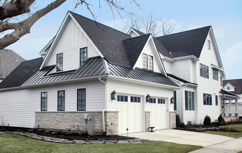 Großes, Zweistöckiges Country Haus mit Faserzement-Fassade, weißer Fassadenfarbe und Satteldach in Chicago