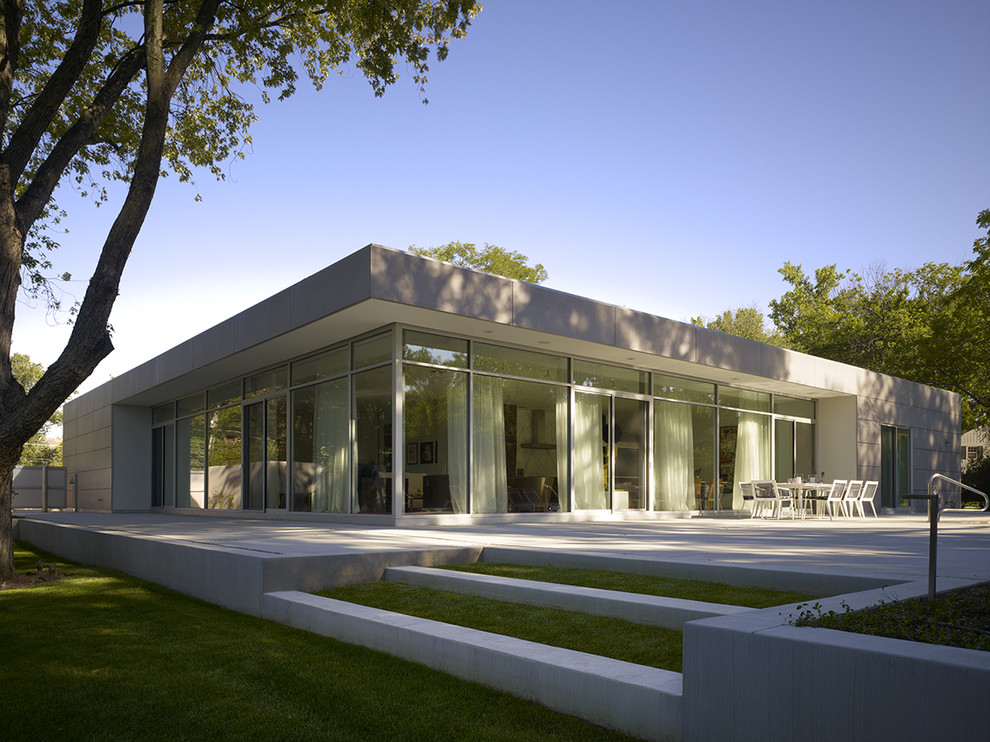 Idee per la facciata di una casa moderna a un piano di medie dimensioni con rivestimento in vetro