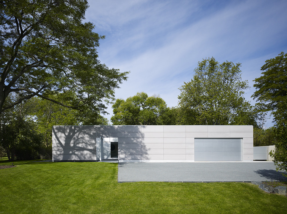 Medium sized modern bungalow house exterior in Chicago.