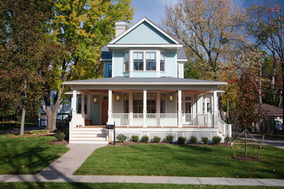 Exemple d'une façade de maison bleue victorienne en panneau de béton fibré de taille moyenne et à un étage avec un toit à deux pans et un toit en shingle.