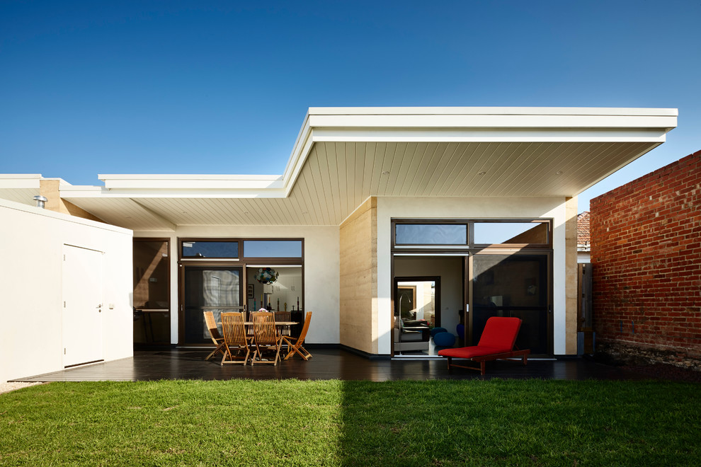 Mittelgroßes, Zweistöckiges Modernes Haus mit Mix-Fassade und weißer Fassadenfarbe in Melbourne