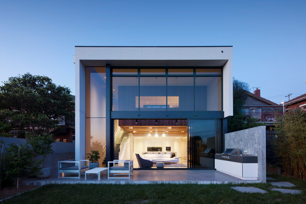 Zweistöckiges Modernes Haus mit weißer Fassadenfarbe in Melbourne