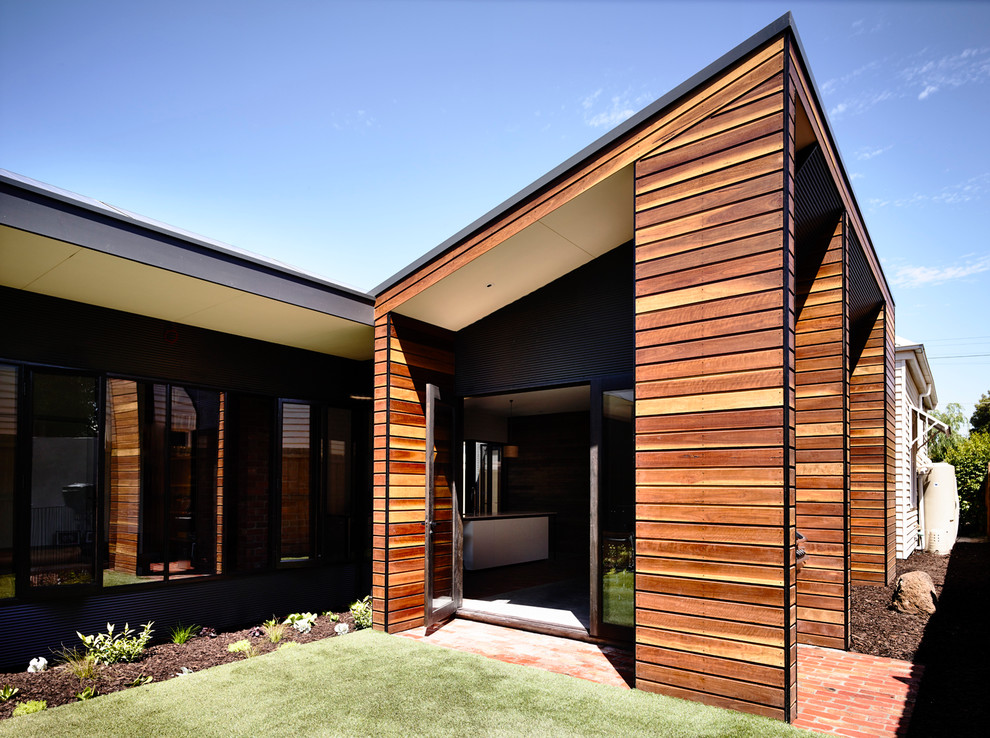 Idées déco pour une façade de maison blanche contemporaine en bois de taille moyenne et de plain-pied avec un toit à deux pans.