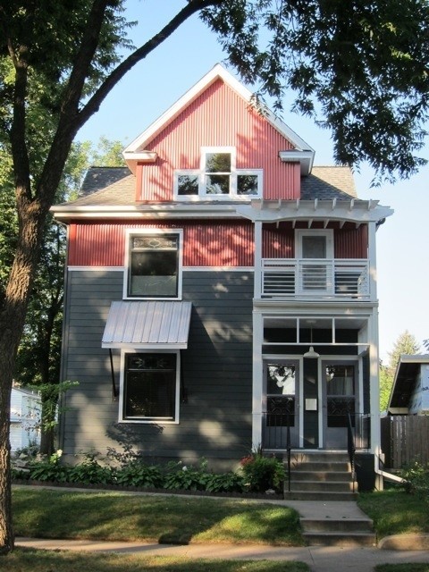 Exemple d'une façade de maison grise chic en panneau de béton fibré de taille moyenne et à un étage avec un toit à deux pans.