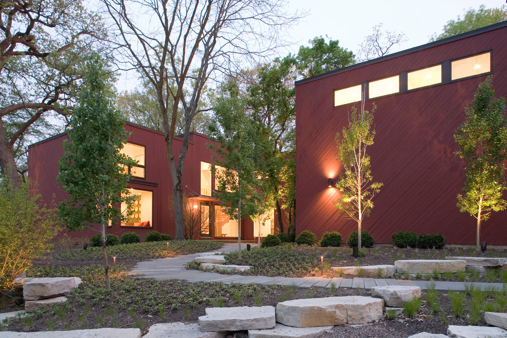 Zweistöckige Moderne Holzfassade Haus mit brauner Fassadenfarbe in Chicago