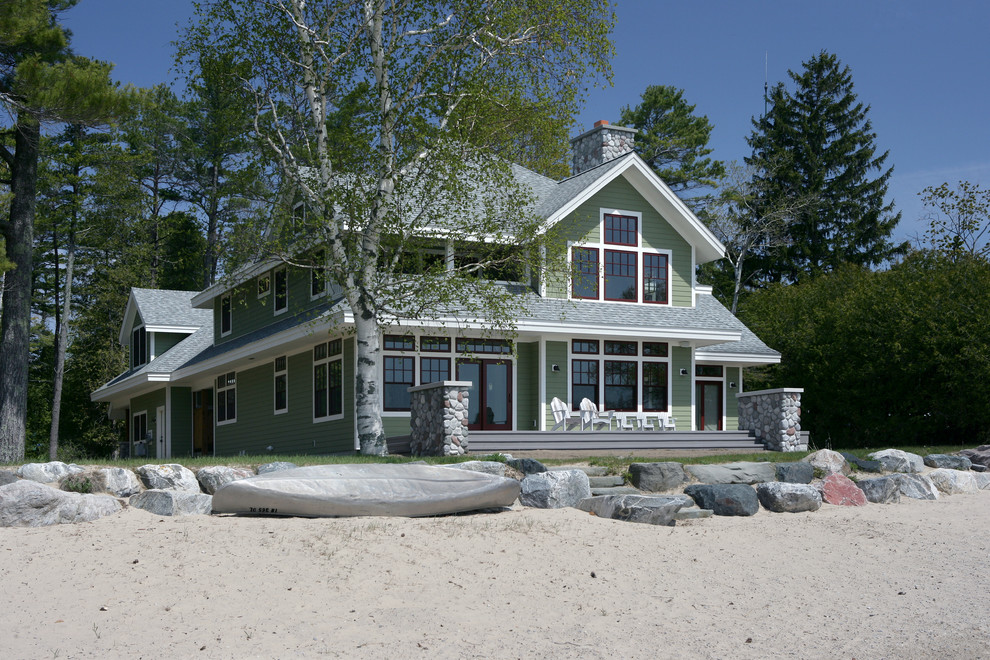 Foto della facciata di una casa verde stile marinaro a due piani