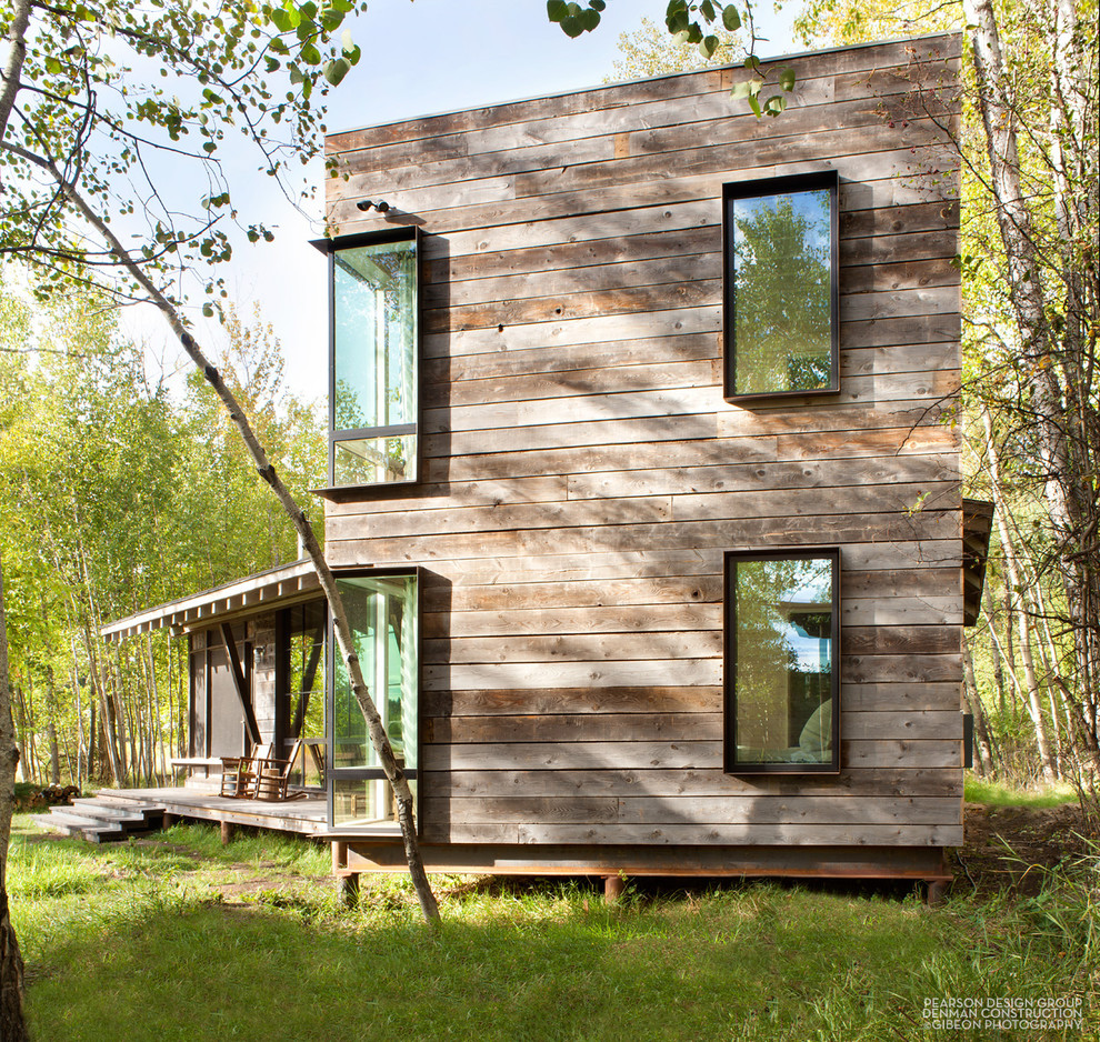 Immagine della facciata di una casa scandinava a due piani con rivestimento in legno