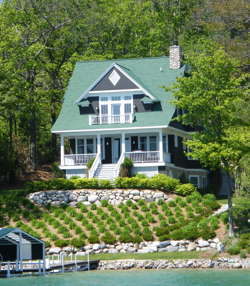 Идея дизайна: двухэтажный, деревянный, коричневый дом среднего размера в морском стиле с двускатной крышей