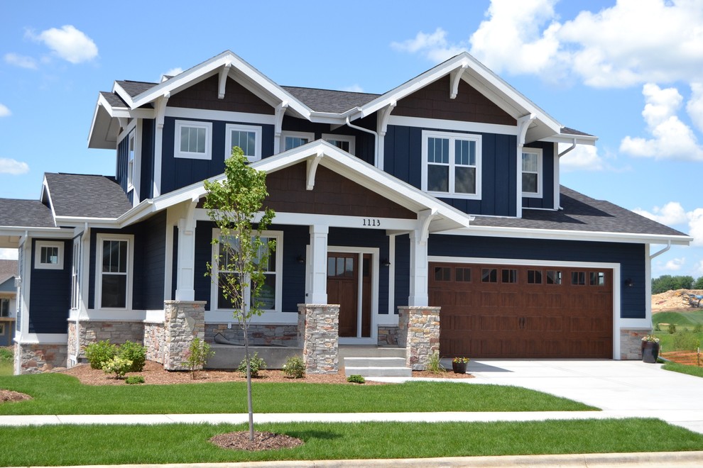 Imagen de fachada de casa azul de estilo americano de tamaño medio de dos plantas con revestimientos combinados, tejado a dos aguas y tejado de teja de madera