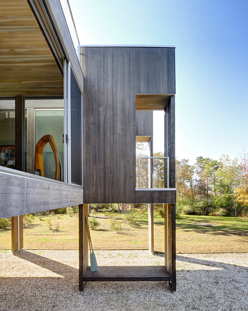 Inspiration pour une façade de maison minimaliste en bois.