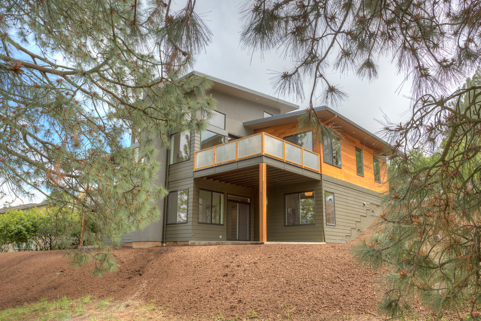 Foto de fachada de casa multicolor minimalista grande de dos plantas con revestimientos combinados, tejado de un solo tendido y tejado de metal