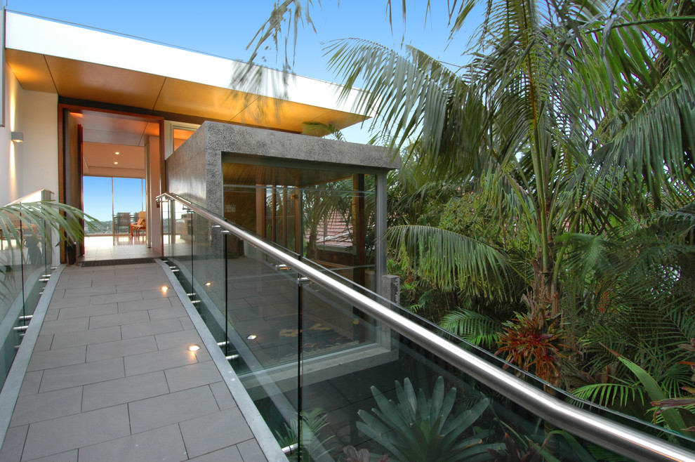 Idées déco pour une façade de maison moderne en verre.